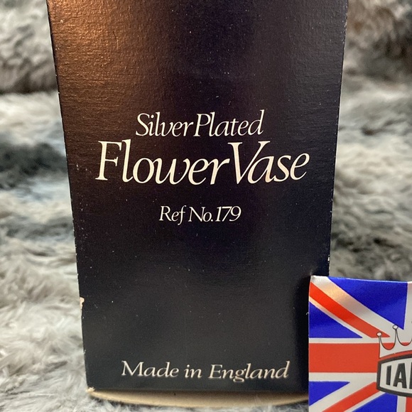 Ianthe Silver Vintage English silver-plated flower vase - Picture 5 of 16